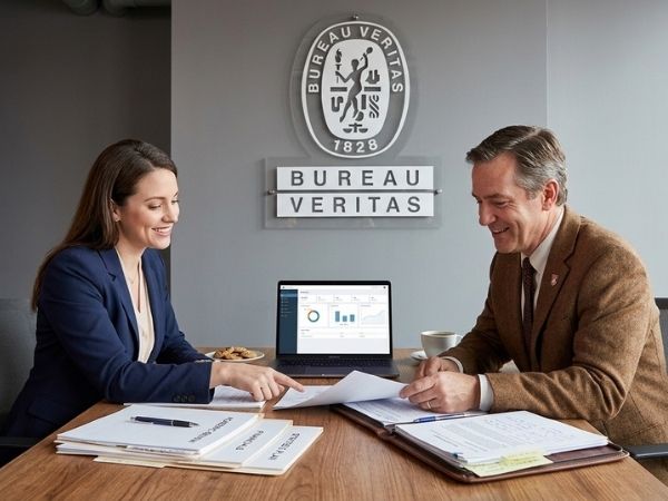 Auditor de Bureau Veritas Certification evaluando los procesos de un centro de formación.