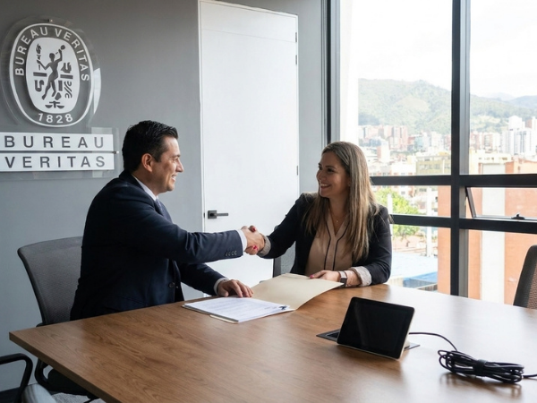 Ejecutivo sonriendo durante proceso de transferencia de certificación | Bureau Veritas Certification Colombia